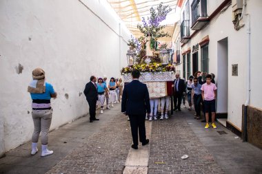 Carmona, İspanya - 18 Haziran 2022 Carmona Corpus Christi, sokaklardaki dini tören alayı, San Blas Virgen kilisesinden Santa Maria kilisesine transfer, insanlar yolda dua ediyorlar.