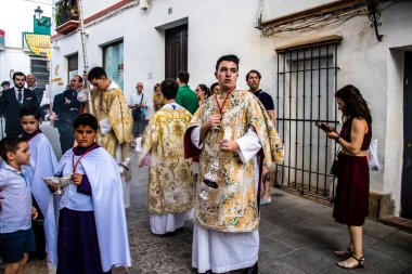 Carmona, İspanya - 18 Haziran 2022 Carmona Corpus Christi, sokaklardaki dini tören alayı, San Blas Virgen kilisesinden Santa Maria kilisesine transfer, insanlar yolda dua ediyorlar.