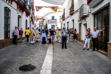 Carmona, İspanya - 18 Haziran 2022 Carmona Corpus Christi, sokaklardaki dini tören alayı, San Blas Virgen kilisesinden Santa Maria kilisesine transfer, insanlar yolda dua ediyorlar.