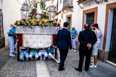 Carmona, İspanya - 18 Haziran 2022 Carmona Corpus Christi, sokaklardaki dini tören alayı, San Blas Virgen kilisesinden Santa Maria kilisesine transfer, insanlar yolda dua ediyorlar.