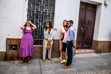 Carmona, İspanya - 18 Haziran 2022 Carmona Corpus Christi, sokaklardaki dini tören alayı, San Blas Virgen kilisesinden Santa Maria kilisesine transfer, insanlar yolda dua ediyorlar.