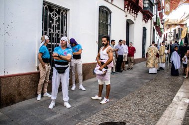 Carmona, İspanya - 18 Haziran 2022 Carmona Corpus Christi, sokaklardaki dini tören alayı, San Blas Virgen kilisesinden Santa Maria kilisesine transfer, insanlar yolda dua ediyorlar.