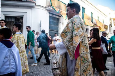 Carmona, İspanya - 18 Haziran 2022 Carmona Corpus Christi, sokaklardaki dini tören alayı, San Blas Virgen kilisesinden Santa Maria kilisesine transfer, insanlar yolda dua ediyorlar.