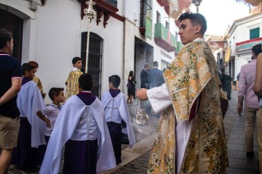 Carmona, İspanya - 18 Haziran 2022 Carmona Corpus Christi, sokaklardaki dini tören alayı, San Blas Virgen kilisesinden Santa Maria kilisesine transfer, insanlar yolda dua ediyorlar.