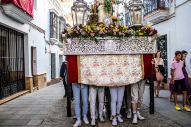 Carmona, İspanya - 18 Haziran 2022 Carmona Corpus Christi, sokaklardaki dini tören alayı, San Blas Virgen kilisesinden Santa Maria kilisesine transfer, insanlar yolda dua ediyorlar.