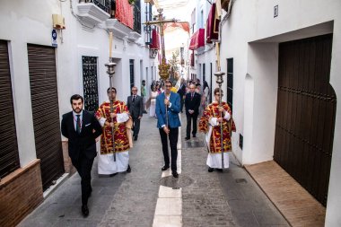 Carmona, İspanya - 18 Haziran 2022 Carmona Corpus Christi, sokaklardaki dini tören alayı, San Blas Virgen kilisesinden Santa Maria kilisesine transfer, insanlar yolda dua ediyorlar.