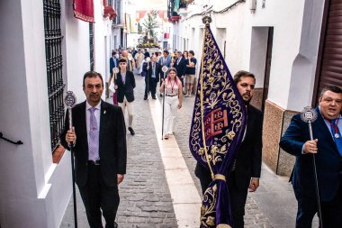 Carmona, İspanya - 18 Haziran 2022 Carmona Corpus Christi, sokaklardaki dini tören alayı, San Blas Virgen kilisesinden Santa Maria kilisesine transfer, insanlar yolda dua ediyorlar.