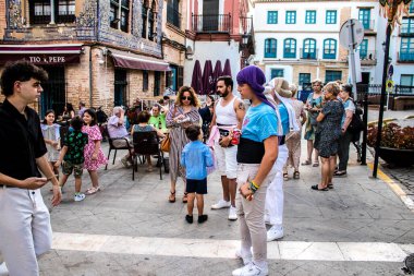 Carmona, İspanya - 18 Haziran 2022 Carmona Corpus Christi, sokaklardaki dini tören alayı, San Blas Virgen kilisesinden Santa Maria kilisesine transfer, insanlar yolda dua ediyorlar.