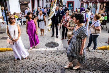 Carmona, İspanya - 18 Haziran 2022 Carmona Corpus Christi, sokaklardaki dini tören alayı, San Blas Virgen kilisesinden Santa Maria kilisesine transfer, insanlar yolda dua ediyorlar.