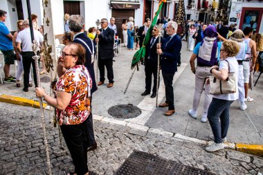 Carmona, İspanya - 18 Haziran 2022 Carmona Corpus Christi, sokaklardaki dini tören alayı, San Blas Virgen kilisesinden Santa Maria kilisesine transfer, insanlar yolda dua ediyorlar.