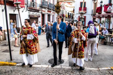 Carmona, İspanya - 18 Haziran 2022 Carmona Corpus Christi, sokaklardaki dini tören alayı, San Blas Virgen kilisesinden Santa Maria kilisesine transfer, insanlar yolda dua ediyorlar.