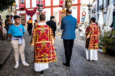 Carmona, İspanya - 18 Haziran 2022 Carmona Corpus Christi, sokaklardaki dini tören alayı, San Blas Virgen kilisesinden Santa Maria kilisesine transfer, insanlar yolda dua ediyorlar.