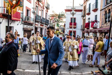 Carmona, İspanya - 18 Haziran 2022 Carmona Corpus Christi, sokaklardaki dini tören alayı, San Blas Virgen kilisesinden Santa Maria kilisesine transfer, insanlar yolda dua ediyorlar.