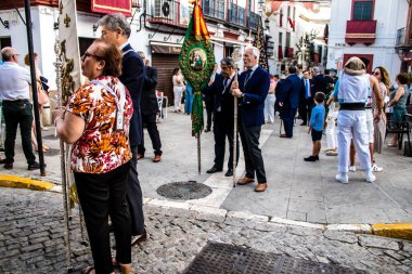 Carmona, İspanya - 18 Haziran 2022 Carmona Corpus Christi, sokaklardaki dini tören alayı, San Blas Virgen kilisesinden Santa Maria kilisesine transfer, insanlar yolda dua ediyorlar.