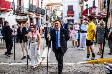 Carmona, İspanya - 18 Haziran 2022 Carmona Corpus Christi, sokaklardaki dini tören alayı, San Blas Virgen kilisesinden Santa Maria kilisesine transfer, insanlar yolda dua ediyorlar.