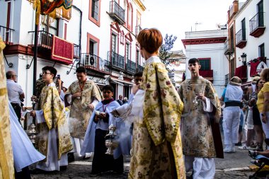 Carmona, İspanya - 18 Haziran 2022 Carmona Corpus Christi, sokaklardaki dini tören alayı, San Blas Virgen kilisesinden Santa Maria kilisesine transfer, insanlar yolda dua ediyorlar.