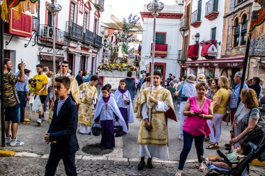 Carmona, İspanya - 18 Haziran 2022 Carmona Corpus Christi, sokaklardaki dini tören alayı, San Blas Virgen kilisesinden Santa Maria kilisesine transfer, insanlar yolda dua ediyorlar.