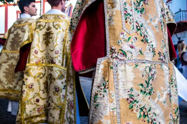 Carmona, İspanya - 18 Haziran 2022 Carmona Corpus Christi, sokaklardaki dini tören alayı, San Blas Virgen kilisesinden Santa Maria kilisesine transfer, insanlar yolda dua ediyorlar.