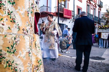 Carmona, İspanya - 18 Haziran 2022 Carmona Corpus Christi, sokaklardaki dini tören alayı, San Blas Virgen kilisesinden Santa Maria kilisesine transfer, insanlar yolda dua ediyorlar.