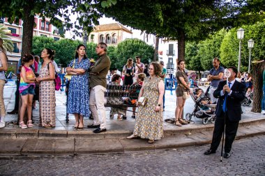 Carmona, İspanya - 18 Haziran 2022 Carmona Corpus Christi, sokaklardaki dini tören alayı, San Blas Virgen kilisesinden Santa Maria kilisesine transfer, insanlar yolda dua ediyorlar.