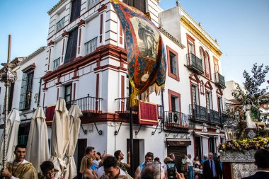 Carmona, İspanya - 18 Haziran 2022 Carmona Corpus Christi, sokaklardaki dini tören alayı, San Blas Virgen kilisesinden Santa Maria kilisesine transfer, insanlar yolda dua ediyorlar.