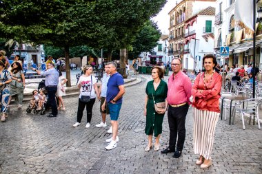 Carmona, İspanya - 18 Haziran 2022 Carmona Corpus Christi, sokaklardaki dini tören alayı, San Blas Virgen kilisesinden Santa Maria kilisesine transfer, insanlar yolda dua ediyorlar.