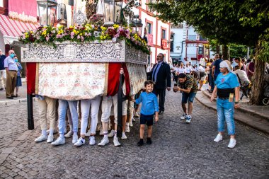 Carmona, İspanya - 18 Haziran 2022 Carmona Corpus Christi, sokaklardaki dini tören alayı, San Blas Virgen kilisesinden Santa Maria kilisesine transfer, insanlar yolda dua ediyorlar.