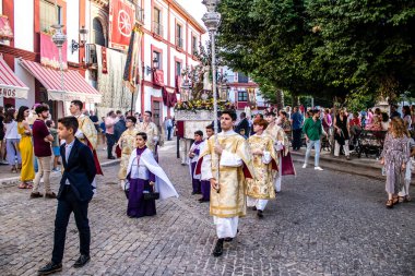 Carmona, İspanya - 18 Haziran 2022 Carmona Corpus Christi, sokaklardaki dini tören alayı, San Blas Virgen kilisesinden Santa Maria kilisesine transfer, insanlar yolda dua ediyorlar.