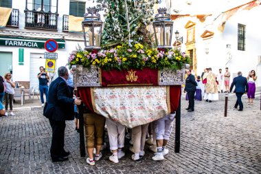 Carmona, İspanya - 18 Haziran 2022 Carmona Corpus Christi, sokaklardaki dini tören alayı, San Blas Virgen kilisesinden Santa Maria kilisesine transfer, insanlar yolda dua ediyorlar.