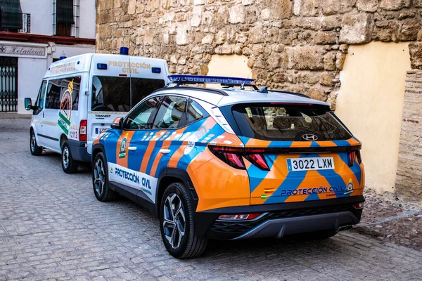 Carmona, İspanya - 18 Haziran 2022 Carmona Corpus Christi, sokaklardaki dini tören alayı, San Blas Virgen kilisesinden Santa Maria kilisesine transfer, insanlar yolda dua ediyorlar.