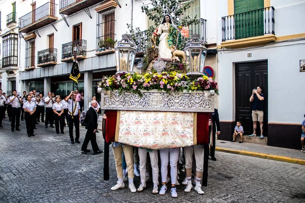 Carmona, İspanya - 18 Haziran 2022 Carmona Corpus Christi, sokaklardaki dini tören alayı, San Blas Virgen kilisesinden Santa Maria kilisesine transfer, insanlar yolda dua ediyorlar.