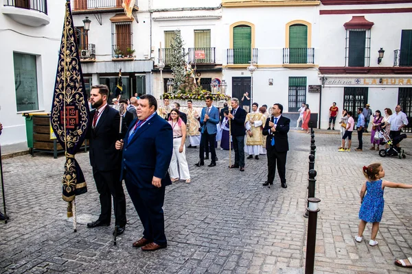 Carmona, İspanya - 18 Haziran 2022 Carmona Corpus Christi, sokaklardaki dini tören alayı, San Blas Virgen kilisesinden Santa Maria kilisesine transfer, insanlar yolda dua ediyorlar.