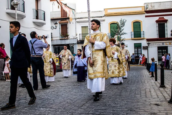 Carmona, İspanya - 18 Haziran 2022 Carmona Corpus Christi, sokaklardaki dini tören alayı, San Blas Virgen kilisesinden Santa Maria kilisesine transfer, insanlar yolda dua ediyorlar.
