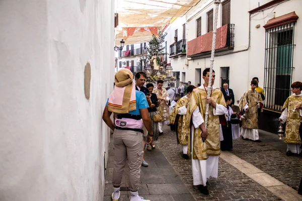Carmona, İspanya - 18 Haziran 2022 Carmona Corpus Christi, sokaklardaki dini tören alayı, San Blas Virgen kilisesinden Santa Maria kilisesine transfer, insanlar yolda dua ediyorlar.