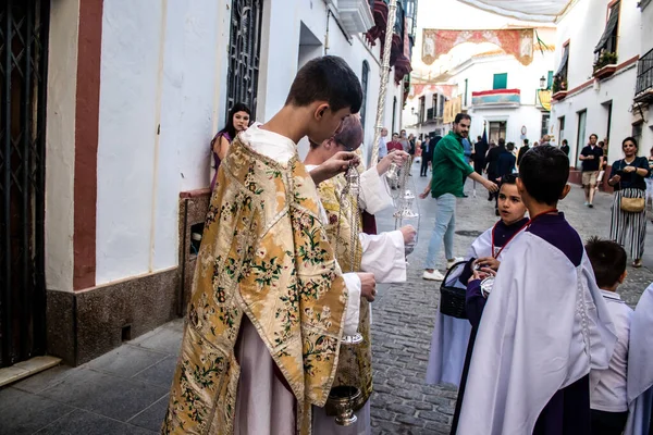 Carmona, İspanya - 18 Haziran 2022 Carmona Corpus Christi, sokaklardaki dini tören alayı, San Blas Virgen kilisesinden Santa Maria kilisesine transfer, insanlar yolda dua ediyorlar.