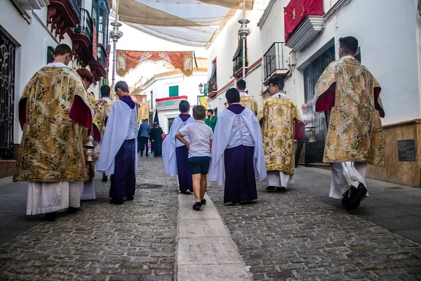 Carmona, İspanya - 18 Haziran 2022 Carmona Corpus Christi, sokaklardaki dini tören alayı, San Blas Virgen kilisesinden Santa Maria kilisesine transfer, insanlar yolda dua ediyorlar.