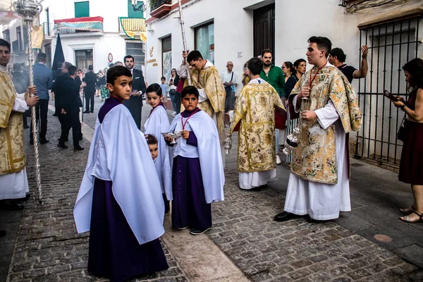 Carmona, İspanya - 18 Haziran 2022 Carmona Corpus Christi, sokaklardaki dini tören alayı, San Blas Virgen kilisesinden Santa Maria kilisesine transfer, insanlar yolda dua ediyorlar.