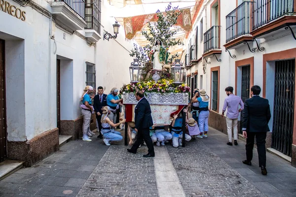 Carmona, İspanya - 18 Haziran 2022 Carmona Corpus Christi, sokaklardaki dini tören alayı, San Blas Virgen kilisesinden Santa Maria kilisesine transfer, insanlar yolda dua ediyorlar.