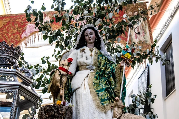 Carmona, İspanya - 18 Haziran 2022 Carmona Corpus Christi, sokaklardaki dini tören alayı, San Blas Virgen kilisesinden Santa Maria kilisesine transfer, insanlar yolda dua ediyorlar.