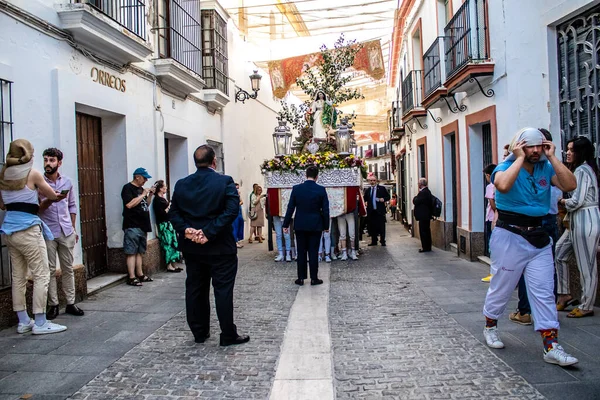 Carmona, İspanya - 18 Haziran 2022 Carmona Corpus Christi, sokaklardaki dini tören alayı, San Blas Virgen kilisesinden Santa Maria kilisesine transfer, insanlar yolda dua ediyorlar.