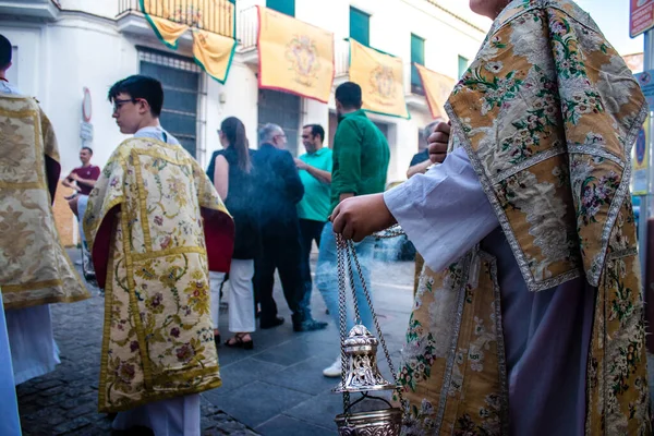 Carmona, İspanya - 18 Haziran 2022 Carmona Corpus Christi, sokaklardaki dini tören alayı, San Blas Virgen kilisesinden Santa Maria kilisesine transfer, insanlar yolda dua ediyorlar.