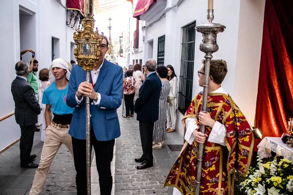 Carmona, İspanya - 18 Haziran 2022 Carmona Corpus Christi, sokaklardaki dini tören alayı, San Blas Virgen kilisesinden Santa Maria kilisesine transfer, insanlar yolda dua ediyorlar.