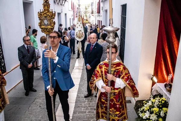 Carmona, İspanya - 18 Haziran 2022 Carmona Corpus Christi, sokaklardaki dini tören alayı, San Blas Virgen kilisesinden Santa Maria kilisesine transfer, insanlar yolda dua ediyorlar.