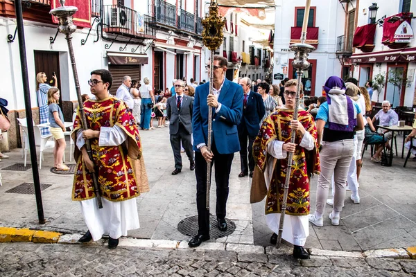 Carmona, İspanya - 18 Haziran 2022 Carmona Corpus Christi, sokaklardaki dini tören alayı, San Blas Virgen kilisesinden Santa Maria kilisesine transfer, insanlar yolda dua ediyorlar.