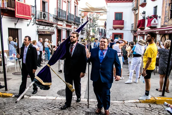 Carmona, İspanya - 18 Haziran 2022 Carmona Corpus Christi, sokaklardaki dini tören alayı, San Blas Virgen kilisesinden Santa Maria kilisesine transfer, insanlar yolda dua ediyorlar.