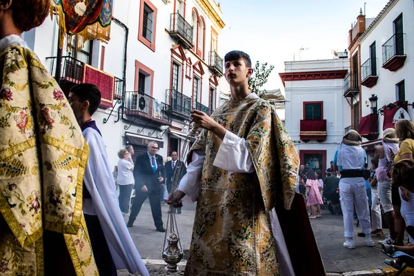 Carmona, İspanya - 18 Haziran 2022 Carmona Corpus Christi, sokaklardaki dini tören alayı, San Blas Virgen kilisesinden Santa Maria kilisesine transfer, insanlar yolda dua ediyorlar.