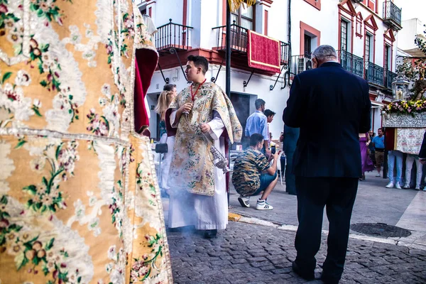 Carmona, İspanya - 18 Haziran 2022 Carmona Corpus Christi, sokaklardaki dini tören alayı, San Blas Virgen kilisesinden Santa Maria kilisesine transfer, insanlar yolda dua ediyorlar.
