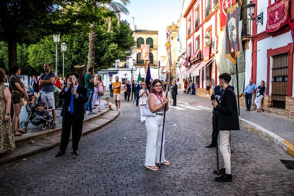 Carmona, İspanya - 18 Haziran 2022 Carmona Corpus Christi, sokaklardaki dini tören alayı, San Blas Virgen kilisesinden Santa Maria kilisesine transfer, insanlar yolda dua ediyorlar.