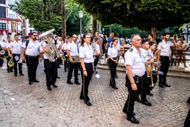 Carmona, İspanya - 18 Haziran 2022 Carmona Corpus Christi, sokaklardaki dini tören alayı, San Blas Virgen kilisesinden Santa Maria kilisesine transfer, insanlar yolda dua ediyorlar.