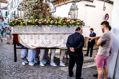 Carmona, İspanya - 18 Haziran 2022 Carmona Corpus Christi, sokaklardaki dini tören alayı, San Blas Virgen kilisesinden Santa Maria kilisesine transfer, insanlar yolda dua ediyorlar.